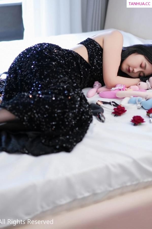 laura阿姣  [XiuRen]高清写真图 2023.06.08 No.6881 laura阿姣 美腿黑丝第12张图片